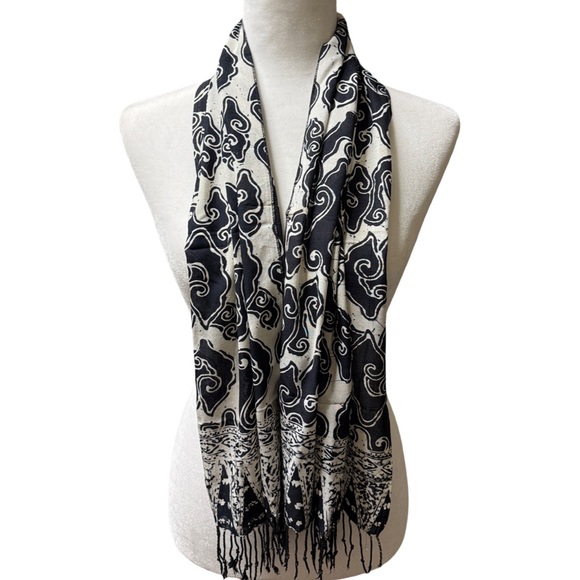Beatiful Black & White Batik Scarf - Picture 6 of 6